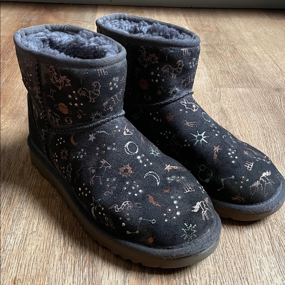 UGG Classic Mini Zodiac • Charcoal Grey • Women’s 6 • Rhinestone Stars Great